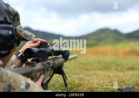 U.S. Marine Corps Sgt. Donald Couttie, ein formeller Instruktor des Marineamtstrainings Center mit Marine Corps Installationen Pacific, passt den Umfang eines halbautomatischen Scharfschützensystems von M110 auf Camp Hansen, Okinawa, Japan, 24. September 2022 an. Die Serie wurde als Tryout für die Installationen der III Marine Expeditionary Force und des Marine Corps Pacific Marines durchgeführt, um ihre einzelnen Einheiten beim bevorstehenden Far East Division-Schießwettbewerb zu repräsentieren. Stockfoto