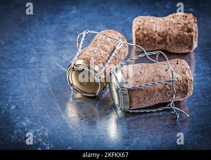 Alkoholkorkstopfen mit verdrehten Drähten auf metallischem Hintergrund. Stockfoto