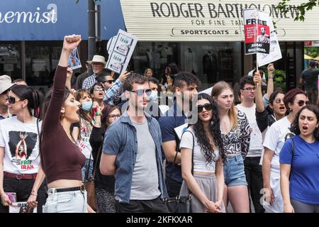 Rund 200 Mitglieder der iranischen Gemeinschaft und Unterstützer versammelten sich in Canberra, um ihre Solidarität mit der anhaltenden iranischen Revolution auf Australien, Canberra, am 18. November 2023 zu zeigen. Jahrestag des "stillen Massakers" im November 2019. Wir wissen jetzt, dass das Regime bei diesem Massaker rund 1500 Demonstranten ermordet hat, und die Zahl der Todesopfer im aktuellen Aufstand beträgt bisher 402, darunter 58 Kinder. Stockfoto