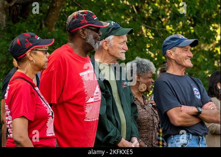 Mitglieder der Gold Star-Familie hören sich Geschichten an, die andere während eines nationalen Gold Star Mother’s and Families Day auf der gemeinsamen Basis Langley-Eustis VA teilen. 25. September 2022. Seit dem 23. Juni 1936 ist der Muttertag der Goldsterne auf den letzten Sonntag im September gefallen, und Präsident Barack Obama hat den Tag im Jahr 2011 geändert, um Familienmitglieder einzubeziehen. Stockfoto