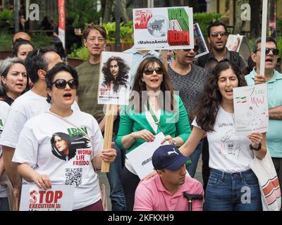 Rund 200 Mitglieder der iranischen Gemeinschaft und Unterstützer versammelten sich in Canberra, um ihre Solidarität mit der anhaltenden iranischen Revolution auf Australien, Canberra, am 18. November 2023 zu zeigen. Jahrestag des "stillen Massakers" im November 2019. Wir wissen jetzt, dass das Regime bei diesem Massaker rund 1500 Demonstranten ermordet hat, und die Zahl der Todesopfer im aktuellen Aufstand beträgt bisher 402, darunter 58 Kinder. Stockfoto