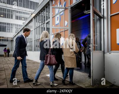 ROTTERDAM - Mark Rutte (VVD) kommt vor dem Herbstkongress der VVD in der Van-Nelle-Fabrik an. ANP REMKO DE WAAL niederlande Out - belgien Out Stockfoto