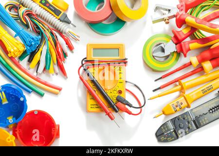 Großer Satz von Elektrowerkzeugen isoliert auf weißem Hintergrund Stockfoto