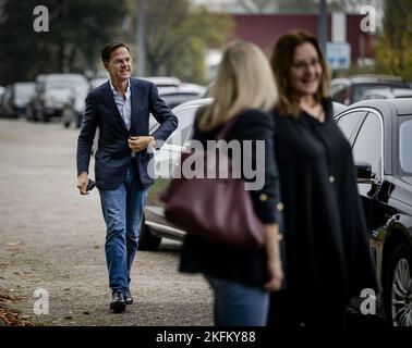 ROTTERDAM - Mark Rutte (VVD) kommt vor dem Herbstkongress der VVD in der Van-Nelle-Fabrik an. ANP REMKO DE WAAL niederlande Out - belgien Out Stockfoto