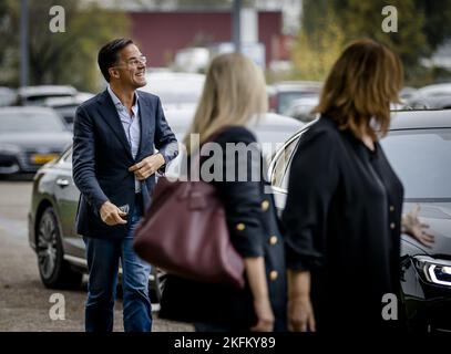 ROTTERDAM - Mark Rutte (VVD) kommt vor dem Herbstkongress der VVD in der Van-Nelle-Fabrik an. ANP REMKO DE WAAL niederlande Out - belgien Out Stockfoto