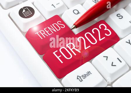 Schild mit Trendanzeige für 2023. Konzept bedeutet Liste von Dingen, die sehr schnell in diesem Jahr populär geworden Stockfoto