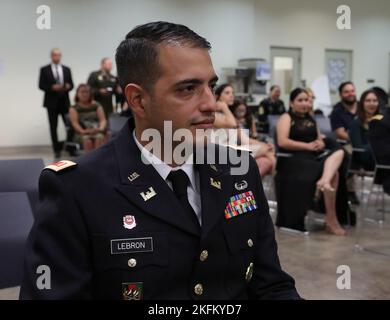 FORT BUCHANAN, Puerto Rico - das 1. Mission Support Command U.S. Army Reserve-Puerto Rico begrüßte einen seiner neuesten Offiziere, 2. LT. Josue Lebron, zugewiesen an das 2. Bataillon 348. Regiment (Training Support) (Certified Strength/Conditioning Specialist) September 24. Stockfoto