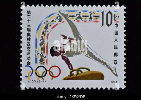 CHINA - UM 1984: Eine in China gedruckte Marke zeigt 23. Gymnastik der Olympischen Spiele, um 1984 Stockfoto