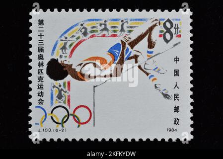 CHINA - UM 1984: Eine in China gedruckte Marke zeigt 23. Olympische Spiele Hochsprung, um 1984 Stockfoto