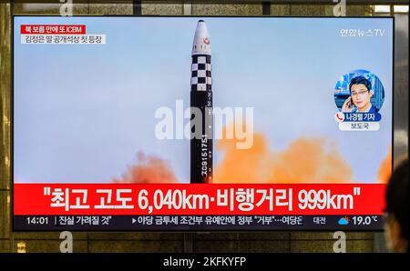 Ein Fernsehbildschirm zeigt, wie die nordkoreanische KCNA während einer Nachrichtensendung am Bahnhof Yongsan in Seoul, Südkorea, ein Bild des nordkoreanischen Raketenstarts veröffentlicht. Der nordkoreanische Staatschef Kim Jong-un erklärte Anfang dieser Woche bei einer Inspektion des Testfeuers einer interkontinentalen ballistischen Rakete Hwasong-17 (ICBM) vor Ort eine entschlossene nukleare Reaktion auf die Drohungen der Vereinigten Staaten, wie die staatlichen Medien in Pjöngjang sagten, am 19. November. Flog 4.135 Sekunden lang 999,2 Kilometer an einem Höhepunkt von 6.040,9km und landete im internationalen Stockfoto