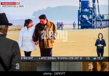 Ein Fernsehbildschirm zeigt, dass die nordkoreanische KCNA während einer Nachrichtensendung am Bahnhof Yongsan in Seoul, Südkorea, Bilder des nordkoreanischen Führers Kim Jong UN und seiner Tochter veröffentlichte. Der nordkoreanische Staatschef Kim Jong-un erklärte Anfang dieser Woche bei einer Inspektion des Testfeuers einer interkontinentalen ballistischen Rakete Hwasong-17 (ICBM) vor Ort eine entschlossene nukleare Reaktion auf die Drohungen der Vereinigten Staaten, wie die staatlichen Medien in Pjöngjang sagten, am 19. November. Flog 4.135 Sekunden lang 999,2 Kilometer an einem Höhepunkt von 6.040,9km und landete darin Stockfoto