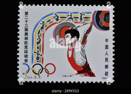 CHINA - UM 1984: Eine in China gedruckte Marke zeigt 23. Gewichtheben der Olympischen Spiele, um 1984 Stockfoto