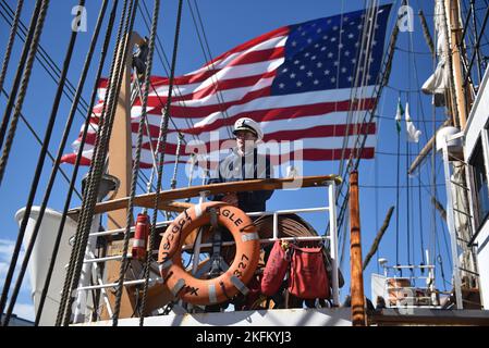 Ein Leutnant an Bord der Küstenwache Cutter Barque Eagle steht stoisch, während der Cutter am 24. September 2022 in Newport, RI, vor Anker liegt. Während des Frühlings, Sommers und Herbstes wird Eagle Kadetten und Offizierskandidaten ausbilden, ihnen praktische Seemannskenntnisse beibringen und sie im flott-führenden Labor der Küstenwache indoktrinieren. Stockfoto