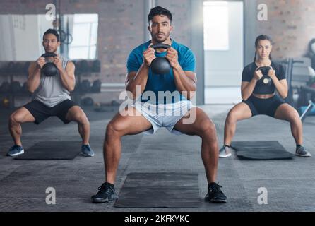 Fitness, Kettlebell und Personal Trainer mit einem Mann Trainer Training eine Klasse in der Turnhalle für die Gesundheit. Übung, Training und Bodybuilder mit einem Mann Stockfoto