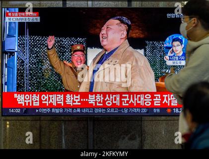 Ein Fernsehbildschirm zeigt, dass die nordkoreanische KCNA während einer Nachrichtensendung am Bahnhof Yongsan in Seoul, Südkorea, ein Bild des nordkoreanischen Führers Kim Jong UN veröffentlichte. Der nordkoreanische Staatschef Kim Jong-un erklärte Anfang dieser Woche bei einer Inspektion des Testfeuers einer interkontinentalen ballistischen Rakete Hwasong-17 (ICBM) vor Ort eine entschlossene nukleare Reaktion auf die Drohungen der Vereinigten Staaten, wie die staatlichen Medien in Pjöngjang sagten, am 19. November. Flog 4.135 Sekunden lang 999,2 Kilometer an einem Höhepunkt von 6.040,9km und landete in der Internationa Stockfoto