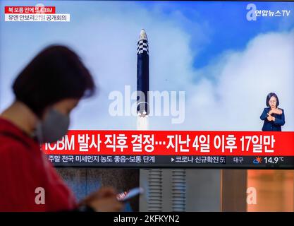 Ein Fernsehbildschirm zeigt, wie die nordkoreanische KCNA während einer Nachrichtensendung am Bahnhof Yongsan in Seoul, Südkorea, ein Bild des nordkoreanischen Raketenstarts veröffentlicht. Der nordkoreanische Staatschef Kim Jong-un erklärte Anfang dieser Woche bei einer Inspektion des Testfeuers einer interkontinentalen ballistischen Rakete Hwasong-17 (ICBM) vor Ort eine entschlossene nukleare Reaktion auf die Drohungen der Vereinigten Staaten, wie die staatlichen Medien in Pjöngjang sagten, am 19. November. Flog 4.135 Sekunden lang 999,2 Kilometer an einem Höhepunkt von 6.040,9km und landete im internationalen Stockfoto