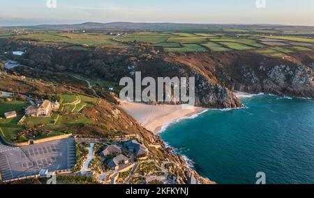 Luftdrohnen-Landschaftsbild des Minnack Theatre Vorgewende um den Porthcurno-Strand in Cornwall England bei Sonnenaufgang Stockfoto