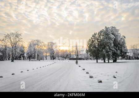 Panoramablick auf schneebedeckte Teile der Festung Petrovaradin. Stockfoto