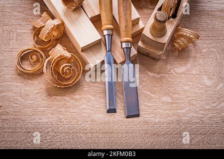 Meißel Spänen Planken Holzarbeiter fliegen auf Holzbrett Stockfoto