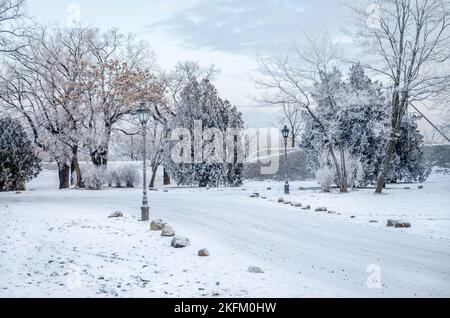 Panoramablick auf schneebedeckte Teile der Festung Petrovaradin. Stockfoto