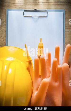 Clipboard Papier dielektrische Handschuhe Gebäude Helm elektrische Tester auf Holzbrett. Stockfoto