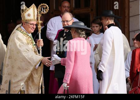 Prinz Albert II. Von Monaco, Prinzessin Charlene von Monaco, Prinzessin Caroline von Hannover und Prinzessin Stephanie von Monaco kommen in der Kathedrale St. Nikolaus an, um an der feierlichen Messe anlässlich des Nationalfeiertages am 19. November 2022 in Mailand, Italien, teilzunehmen. Foto von Marco Piovanotto/IPA Stockfoto