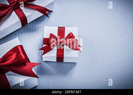 Kollektion von Geschenkboxen auf weißem Hintergrund Urlaub Konzept. Stockfoto