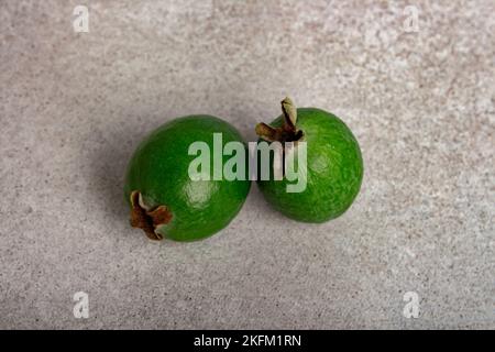 Feijoa. Beeren der Guavenfamilie. Gesundes Essen. Jodquelle. Wächst in den Tropen und Subtropen. Speicherplatz kopieren. Stockfoto