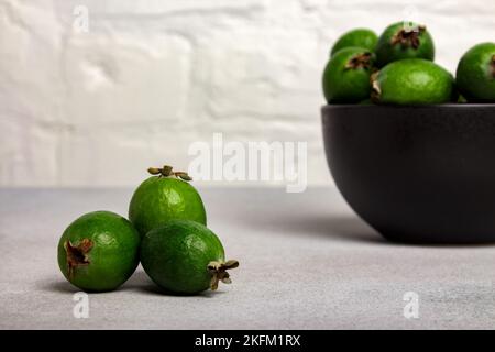 Feijoa. Beeren der Guavenfamilie. Gesundes Essen. Jodquelle. Wächst in den Tropen und Subtropen. Speicherplatz kopieren. Stockfoto