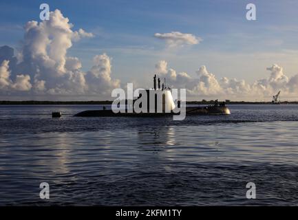 APRA HARBOUR, Guam (Sept 24, 2022) das Diesel-Elektro-U-Boot ROKS SINDOLSEOK (SS 082) der Republik Korea Sohn Wonyil segelt im Hafen von Apra in Richtung Marinestützpunkt Guam, 24. September. Der Marinestützpunkt Guam beherbergt mehrere Angriffsuntermarine der Los Angeles-Klasse und unterstützt Operationen mit Verbündeten und Partnern im Indo-Pazifik. Stockfoto