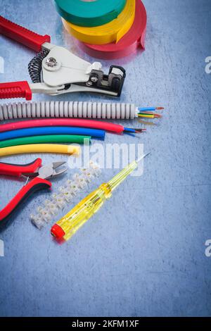 Zusammensetzung von elektrischen Werkzeugen auf zerkratzter metallischer Oberfläche Konstruktionskonzept. Stockfoto