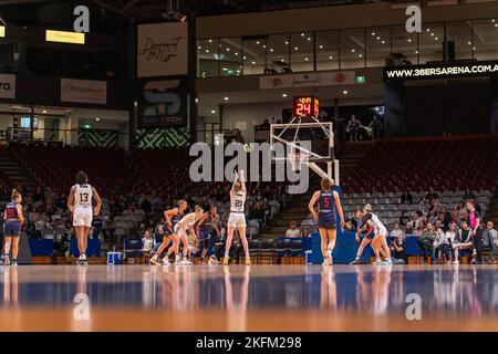 Adelaide, South Australia, 19. 2022. November: Keely Froling (21 Sydney Flames) nimmt einen Freiwurf während des Cygnet WNBL-Spiels zwischen Adelaide Lightning und Sydney Flames in der Adelaide 36ers Arena in Adelaide, Australien, ein. (NOE Llamas/SPP) Stockfoto