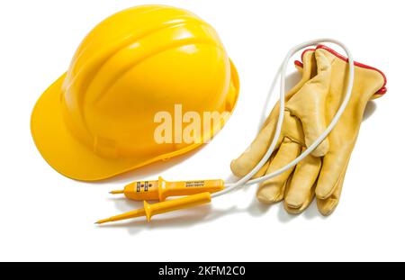 Konstruktion Helm Elektro Tester Lederhandschuhe isoliert auf weiß Stockfoto