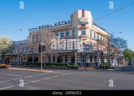 Das Royal Hotel ist die älteste Hotelanlage in Orange, NSW, Australien. Es wurde 1857 eröffnet und 1930er in stromlinienförmigem Art-Deco-Stil umgestaltet Stockfoto