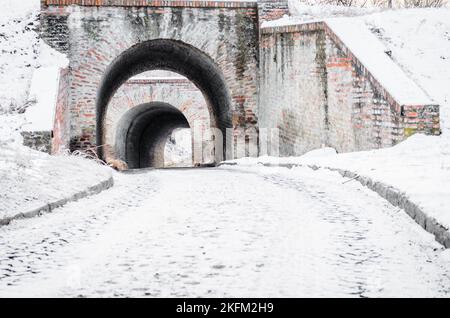 Panoramablick auf schneebedeckte Teile der Festung Petrovaradin. Stockfoto