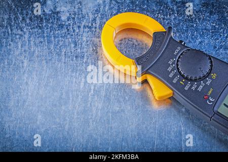 Digitales Amperemeter auf metallischem Hintergrund Elektrizitätskonzept. Stockfoto