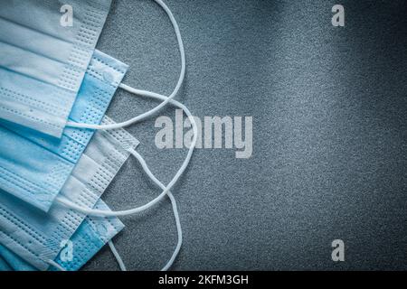 Einweg-OP-Masken auf grauem Hintergrund. Stockfoto