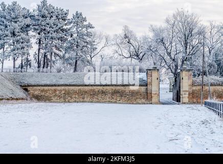 Panoramablick auf schneebedeckte Teile der Festung Petrovaradin. Stockfoto