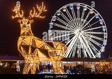 Bournemouth, Großbritannien. 18.. November 2022 .das Weihnachtsbaum-Wunderland kehrt nach Bournemouth, Dorset, zurück. Der beliebte Festweg erstreckt sich von der Strandpromenade durch die Gärten bis ins Stadtzentrum. Kredit: Richard Crease/Alamy Live Nachrichten Stockfoto