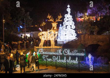 Bournemouth, Großbritannien. 18.. November 2022 .das Weihnachtsbaum-Wunderland kehrt nach Bournemouth, Dorset, zurück. Der beliebte Festweg erstreckt sich von der Strandpromenade durch die Gärten bis ins Stadtzentrum. Kredit: Richard Crease/Alamy Live Nachrichten Stockfoto