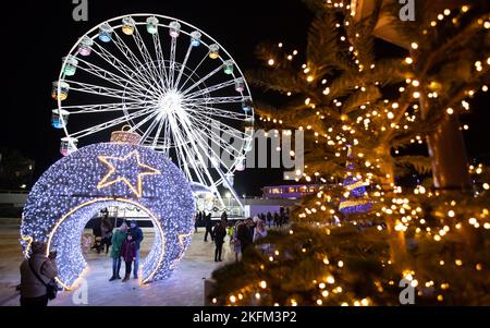 Bournemouth, Großbritannien. 18.. November 2022 .das Weihnachtsbaum-Wunderland kehrt nach Bournemouth, Dorset, zurück. Der beliebte Festweg erstreckt sich von der Strandpromenade durch die Gärten bis ins Stadtzentrum. Kredit: Richard Crease/Alamy Live Nachrichten Stockfoto