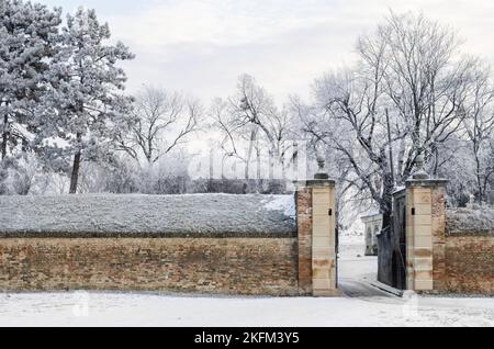 Panoramablick auf schneebedeckte Teile der Festung Petrovaradin. Stockfoto