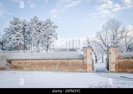 Panoramablick auf schneebedeckte Teile der Festung Petrovaradin. Stockfoto