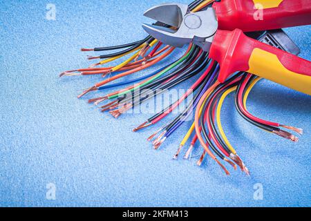 Elektrische Drähte Zangen auf blauem Hintergrund Elektrizitätskonzept. Stockfoto
