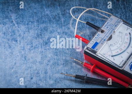 Elektriker-Messgerät auf zerkratzten metallischen Hintergrund Baukonzept. Stockfoto