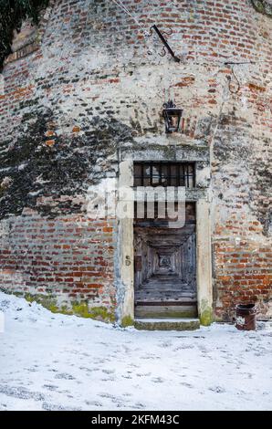 Panoramablick auf schneebedeckte Teile der Festung Petrovaradin. Stockfoto