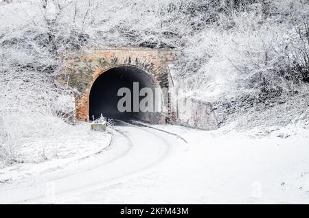 Panoramablick auf schneebedeckte Teile der Festung Petrovaradin. Stockfoto