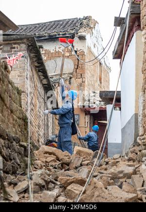 (221119) -- HONGHE, 19. November 2022 (Xinhua) -- Mitarbeiter des örtlichen Energieversorgungsbüros reparieren Stromübertragungsleitungen, die bei einem Erdbeben im Dorf Anpin der Gemeinde Langdi, Bezirk Honghe, südwestlich der Provinz Yunnan in China, beschädigt wurden, 19. November 2022. Ein Erdbeben der Stärke 5,0 erschütterte den Bezirk Honghe in den autonomen Präfekturen Honghe Hani und Yi, südwestlich der Provinz Yunnan, am Samstag (Pekinger Zeit) um 1:27 Uhr, wie das China Earthquake Networks Center (CENC) mitteilte. In den vom Beben betroffenen Bereichen wurden Hausschäden, wie eingestürzte Fliesen und Wandrisse, gemeldet, aber es gab keine Menschenopfer Stockfoto