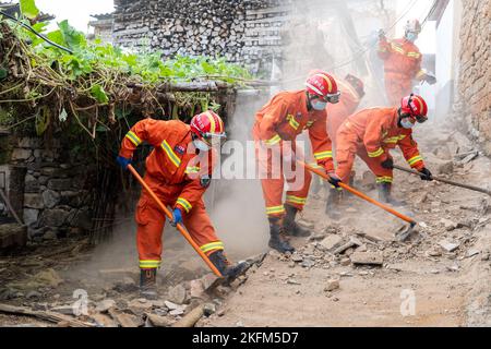 (221119) -- HONGHE, 19. November 2022 (Xinhua) -- Retter räumen eine Straße im Dorf Anpin der Gemeinde Langdi, Bezirk Honghe, südwestlich der Provinz Yunnan in China, 19. November 2022. Ein Erdbeben der Stärke 5,0 erschütterte den Bezirk Honghe in den autonomen Präfekturen Honghe Hani und Yi, südwestlich der Provinz Yunnan, am Samstag (Pekinger Zeit) um 1:27 Uhr, wie das China Earthquake Networks Center (CENC) mitteilte. In den vom Beben betroffenen Gebieten wurden Hausschäden, wie eingestürzte Fliesen und Wandrisse, gemeldet, aber es wurden keine menschlichen Opfer gefunden, so eine Pressekonferenz der Provinz Yunnan Stockfoto