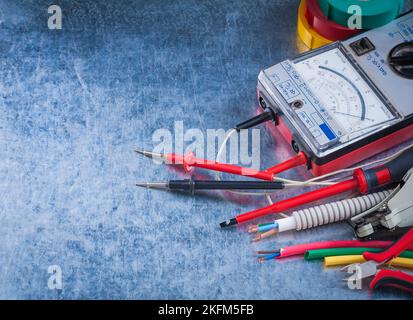 Gruppe von elektrischen Artikeln auf metallischen Hintergrund horizontale Version. Stockfoto